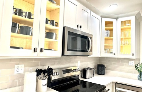 Framingham Casa | Charming 3-bedroom townhome with AC and WiFi in Framingham