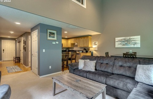 Rye Casa | Charming 3-bedroom townhome with WiFi, Fireplace and AC in beautiful Vancouver.