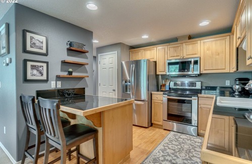 Rye Casa | Charming 3-bedroom townhome with WiFi, Fireplace and AC in beautiful Vancouver.