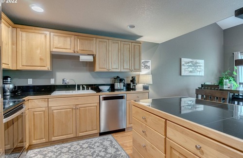 Rye Casa | Charming 3-bedroom townhome with WiFi, Fireplace and AC in beautiful Vancouver.