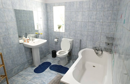 Livingstone Complejo | Charming 3-bedroom resort with Garden, swimming pool, WiFi, AC in Livingstone