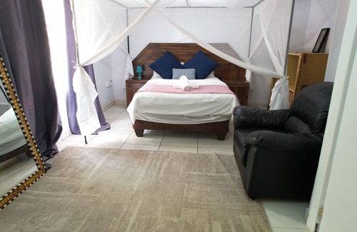 Livingstone Complejo | Charming 3-bedroom resort with Garden, swimming pool, WiFi, AC in Livingstone
