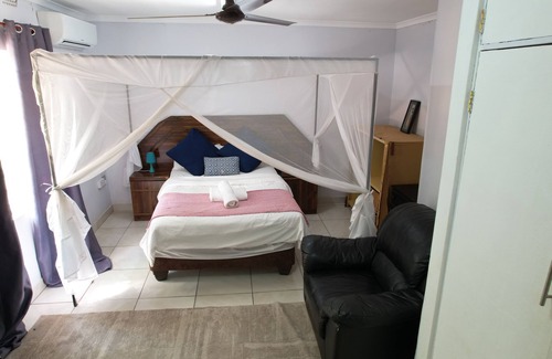 Livingstone Complejo | Charming 3-bedroom resort with Garden, swimming pool, WiFi, AC in Livingstone