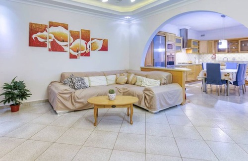 Il-Qajjenza Apartamento | Charming 3BR Apt with Breathtaking Sea Views!