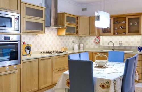 Il-Qajjenza Apartamento | Charming 3BR Apt with Breathtaking Sea Views!
