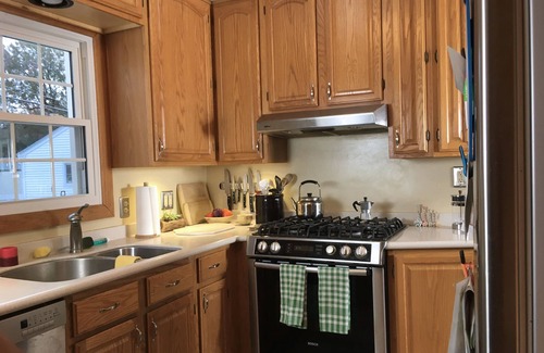 South Bend Casa | Encantadora casa de 3 habitaciones con jacuzzi - ¡A 2 millas del campus de Notre Dame!