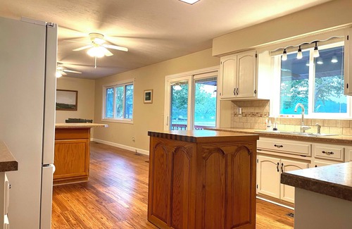 Climax Springs Casa | Charming 4-bedroom house with Private Dock - Perfect for Family Gatherings