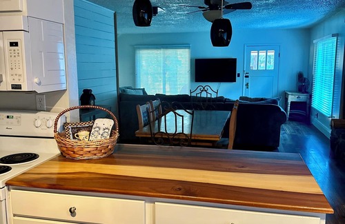 Cromberg Otro | Charming 4-bedroom ranch house with WiFi, AC in Cromberg Sleeps 10