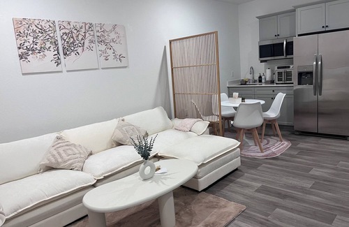 Raisin Casa | Charming ADU with Private Entrance