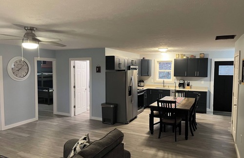 Fulda Otro | Charming and private 3-bedroom farmhouse in lovely Evanston with WiFi, AC.