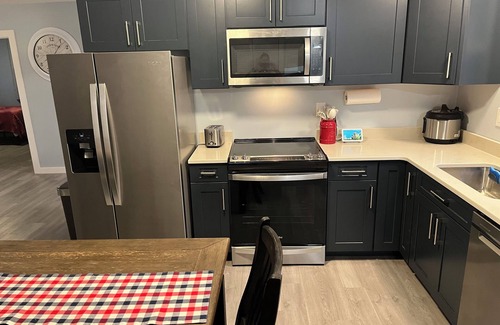 Fulda Otro | Charming and private 3-bedroom farmhouse in lovely Evanston with WiFi, AC.