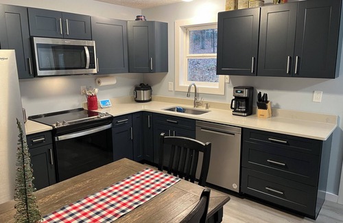 Fulda Otro | Charming and private 3-bedroom farmhouse in lovely Evanston with WiFi, AC.