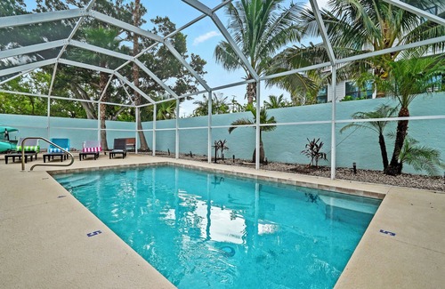 Sarasota Cabaña | Charming Beach Bungalow with Private Pool and steps away from the Beach!