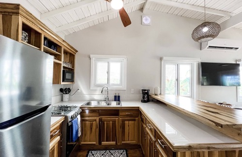 Antoneys Cay Cabaña | Charming Beachfront Cottage w/ Private Pool in Beautiful Sandy Bay, A/C and WiFi