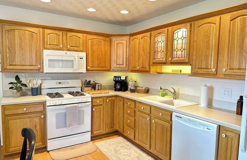 Benton Casa | Cozy Cottage Bed & Breakfast Getaway!