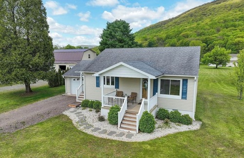 Benton Casa | Cozy Cottage Bed & Breakfast Getaway!