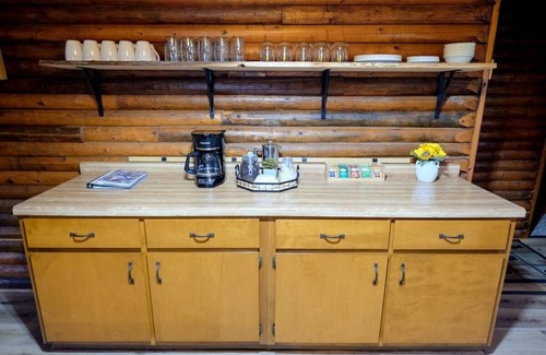 Lyndon Station Cabina | Charming cabin getaway in the woods, private trails, only 20 mins from WI Dells!