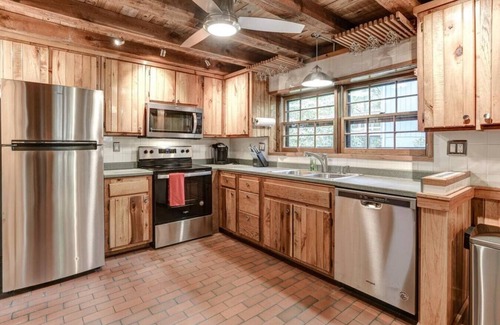 Royal Pines Cabina | Charming Cabin with Fire Pit