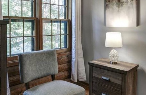 Royal Pines Cabina | Charming Cabin with Fire Pit