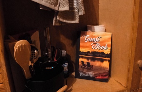 Hattieville Cabina | Charming cabin with loft, porch swing, AC, and WiFi on 295-acre peaceful retreat