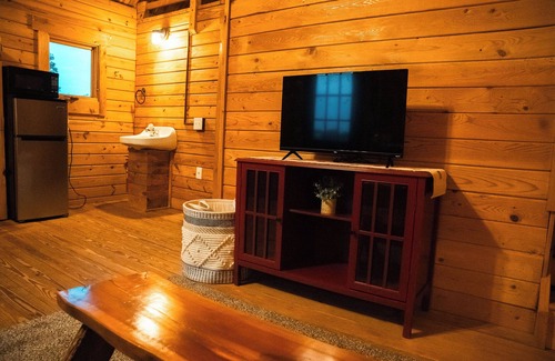 Hattieville Cabina | Charming cabin with loft, porch swing, AC, and WiFi on 295-acre peaceful retreat