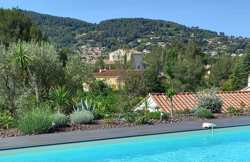 Le Beausset Villa | Charming contemporary villa with large swimming pool