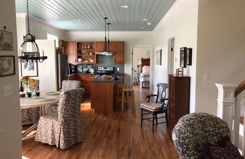 Hot Springs Cabaña | Charming Cottage- Away from it all on the river!