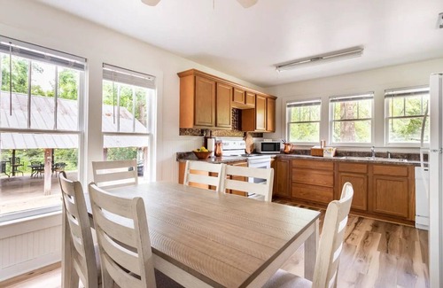 Stone County Cabaña | Charming Cottage + Barn-Sleeps 6-by Flint Creek🎣🛶🌿