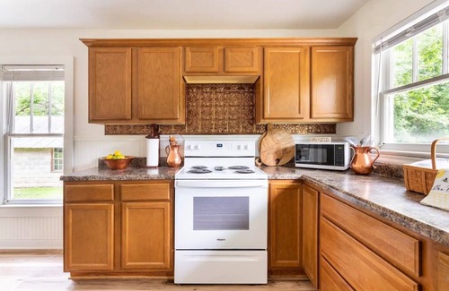 Stone County Cabaña | Charming Cottage + Barn-Sleeps 6-by Flint Creek🎣🛶🌿