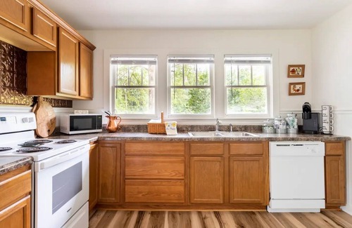 Stone County Cabaña | Charming Cottage + Barn-Sleeps 6-by Flint Creek🎣🛶🌿