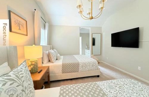 Savannah Casa | Charming Cottage for Family and Dogs near Beach & City