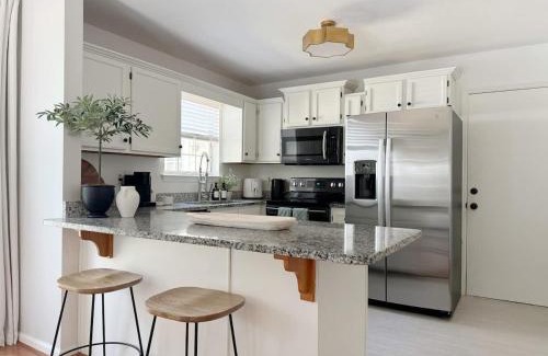 Savannah Casa | Charming Cottage for Family and Dogs near Beach & City