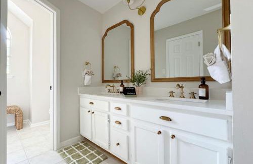 Savannah Casa | Charming Cottage for Family and Dogs near Beach & City