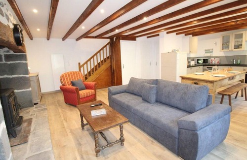 Moussages Cabaña | Charming Cottage in Auvergne's Volcanic Park – Fireplace, Terrace, Near Hiking & Skiing