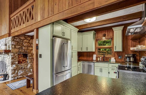 Boone Cabaña | Charming Cottage in Gated Community