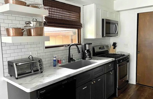 Waukazoo Woods Casa | Charming Cottage Near Downtown and Beach, 2 Kings/1 Queen