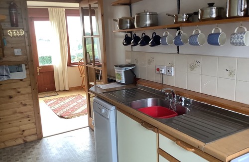 Downpatrick Cabaña | Encantadora casa de campo con jardín privado y paseos por el bosque ideal para perros.