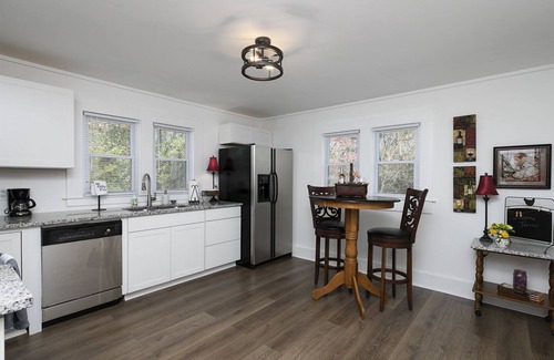 Dallas Casa | Charming Country Cottage Retreat - Walking distance to Downtown