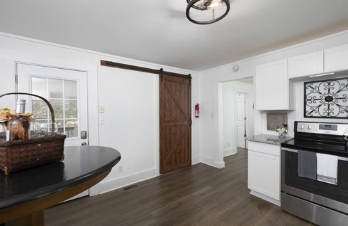 Dallas Casa | Charming Country Cottage Retreat - Walking distance to Downtown