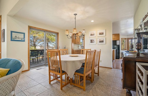 Cayucos Casa | Encantadora casa Creekside! A dos cuadras de la playa! 5 habitaciones completas, capacidad para 12!