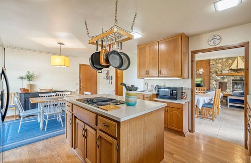 Cayucos Casa | Encantadora casa Creekside! A dos cuadras de la playa! 5 habitaciones completas, capacidad para 12!