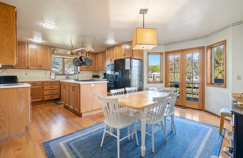 Cayucos Casa | Encantadora casa Creekside! A dos cuadras de la playa! 5 habitaciones completas, capacidad para 12!