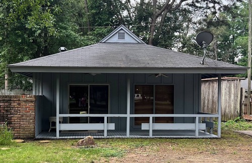 Greenville Cabaña | Charming Delta cottage in serene, safe, pedestrian friendly neighborhood