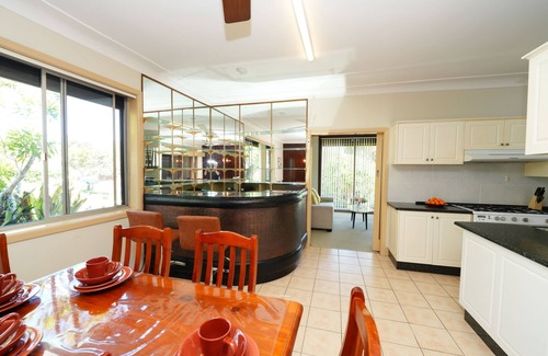 Roselands Casa | Charming Family Home with Swimming Pool.