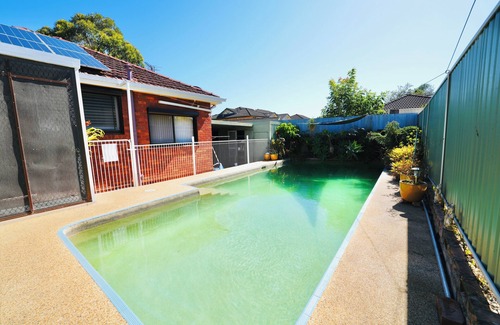 Roselands Casa | Charming Family Home with Swimming Pool.