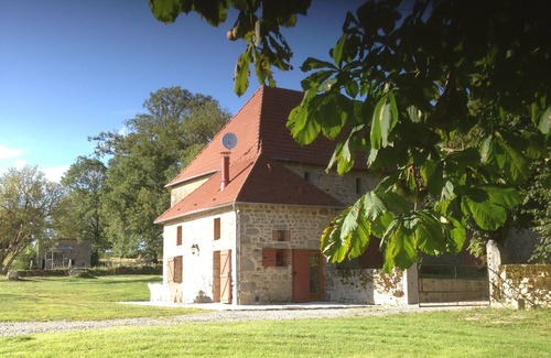 Peyrat-la-Noniere Cabaña | Encantadora casa de campo de 4 orejas Peyrat Nonière el dominio con el castillo - estanque