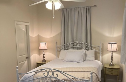 East Riverside Apartamento | Charming Garden Apartment in the Heart of Uptown