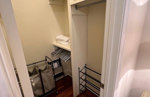 East Riverside Apartamento | Charming Garden Apartment in the Heart of Uptown