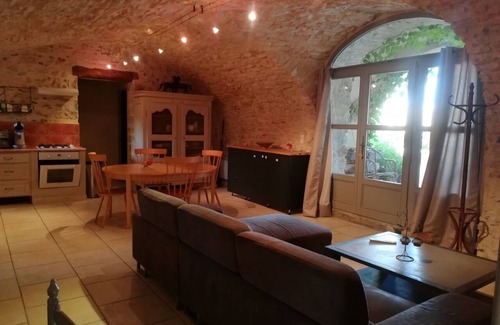 Vezenobres Casa | (Voutin) Encantadora casa de campo de 80m² de piedra vista en la antigua Magnanerie