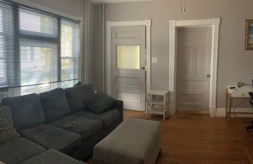 Glens Falls Apartamento | Charming Ground floor 2-bedroom apartment with WiFi, AC in tranquil Glens Falls